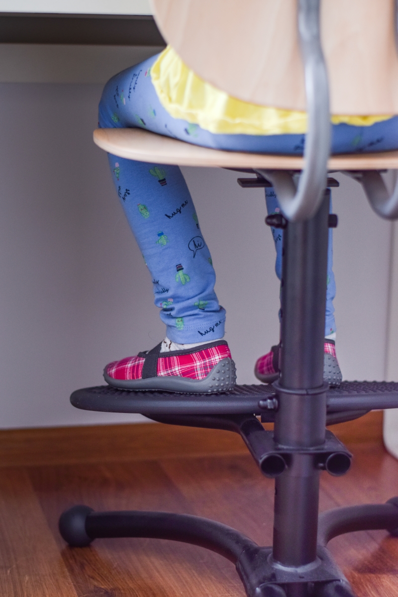 Krzesełko szkolne z ergonomicznym podnóżkiem.jpg