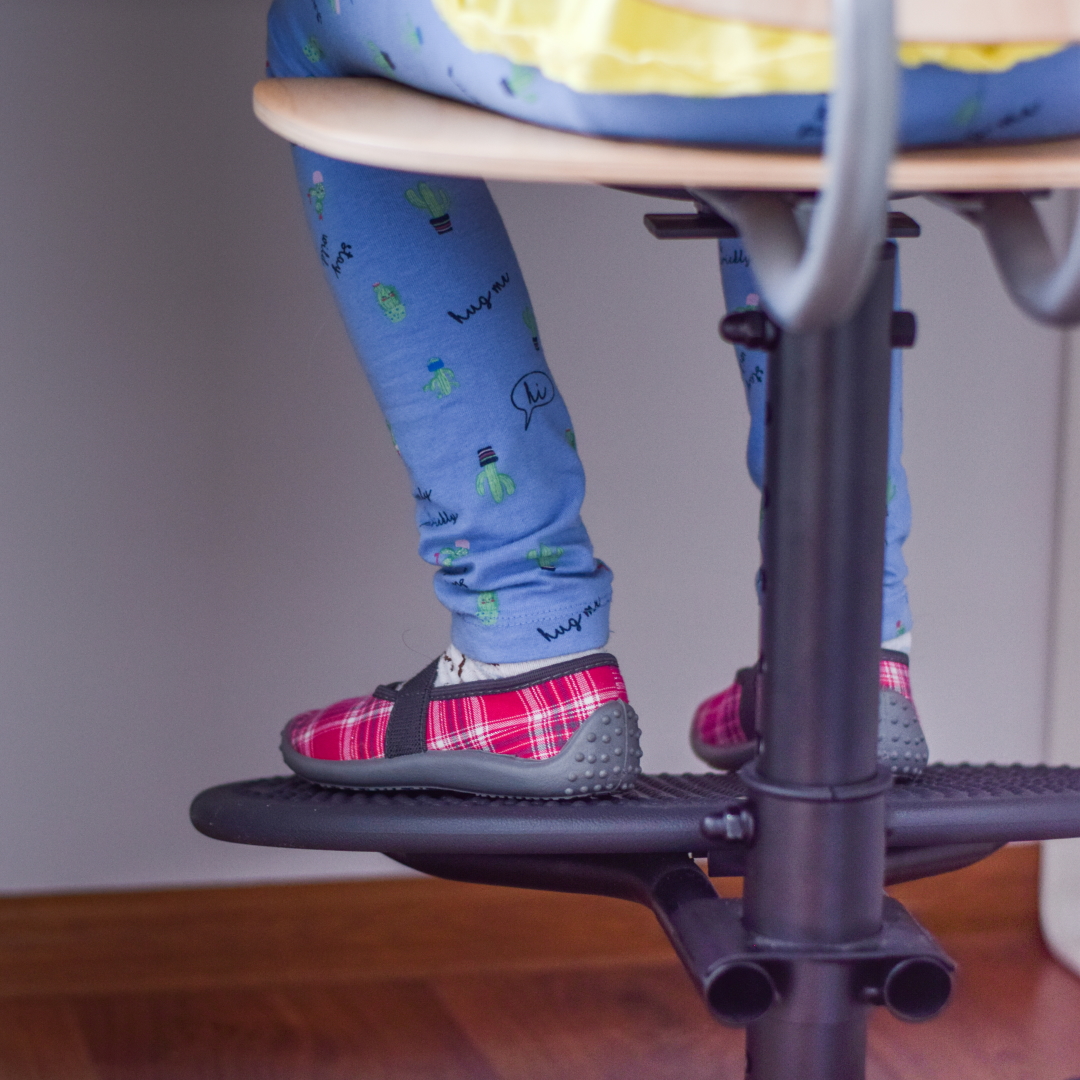 Krzesełko szkolne z ergonomicznym podn&oacute;żkiem 1x1.jpg